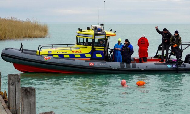 A dermesztően hideg Balatonba esett egy férfi a keszthelyi kikötőben, a vízimentőket kellett hívni