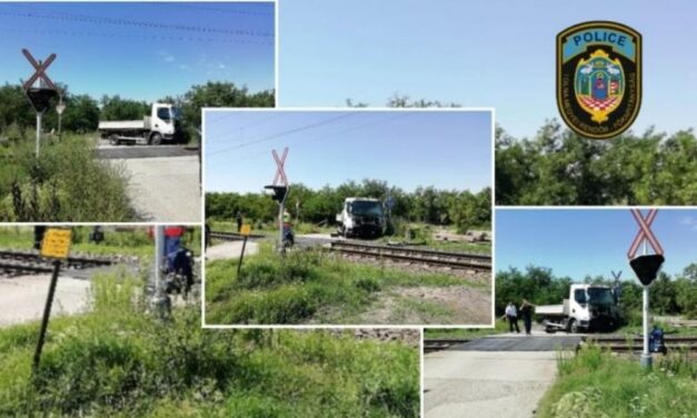 Kisteherautó és vonat ütközött össze Simontornyánál – Egy ember súlyosan megsérült
