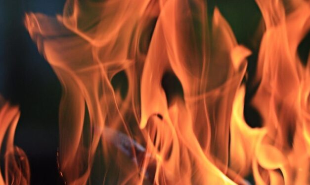 Lángol egy épület Baranya megyében – Tűzoltók a helyszínen