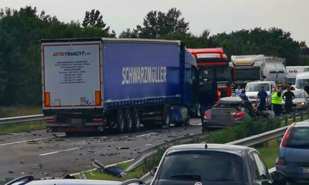 Súlyos baleset az M3-ason, frontálisan ütközött a kamion az autóval, teljes a lezárás