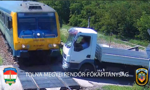 Átrongyolt a vonat a teherautón, de hogy úszta ezt meg a sofőr?