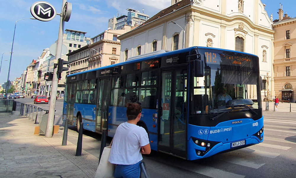 Elfogták a nőt, aki megütött egy ellenőrt és még a busz oldalát is megrugdosta