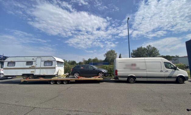 Újabb horror szállítmányt kapcsoltak le a rendőrök – Nézni is rossz volt a szabálytalan utánfutós kisbuszt