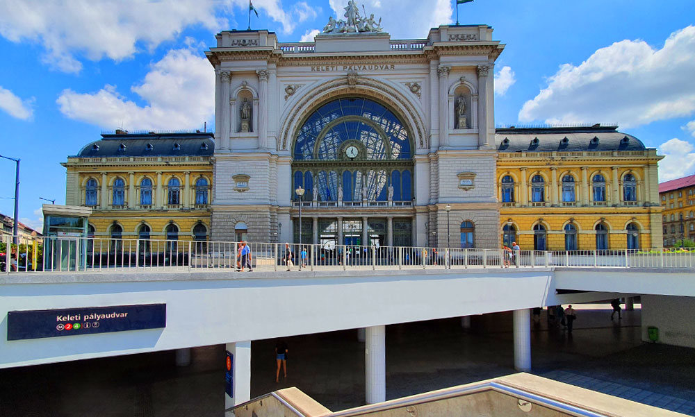 Balhé a metró aluljáróban: morzsaporszívóval ment neki egy férfi a másiknak VIDEÓVAL!