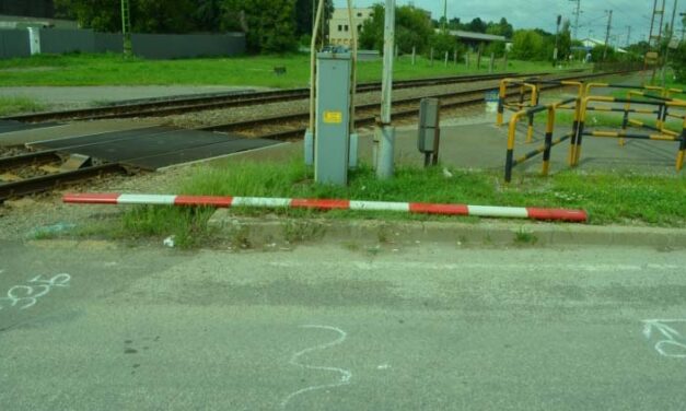 Felhívás – A rendőrök azt a rongálót keresik, aki autójával letörte a félsorompót Kaposváron.