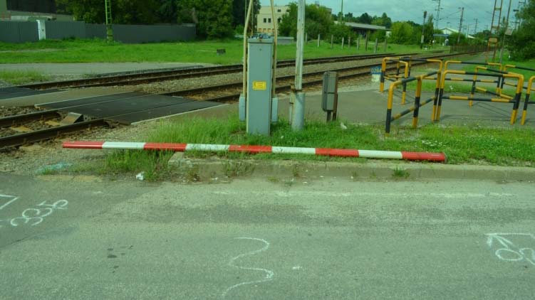 „Tolatás, sorompó letörés, majd másodpercek alatt átrobogott előttük a vonat” – 5 ember életét mentette meg a hős férfi, miután egy autó a két sorompó közé ragadt a vasúti átjáróban