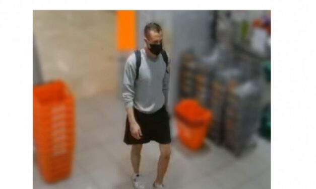 Ön látta valahol ezt a férfit? Parfümöket lopott egy kőbányai üzletből, a rendőrség keresi – fotó