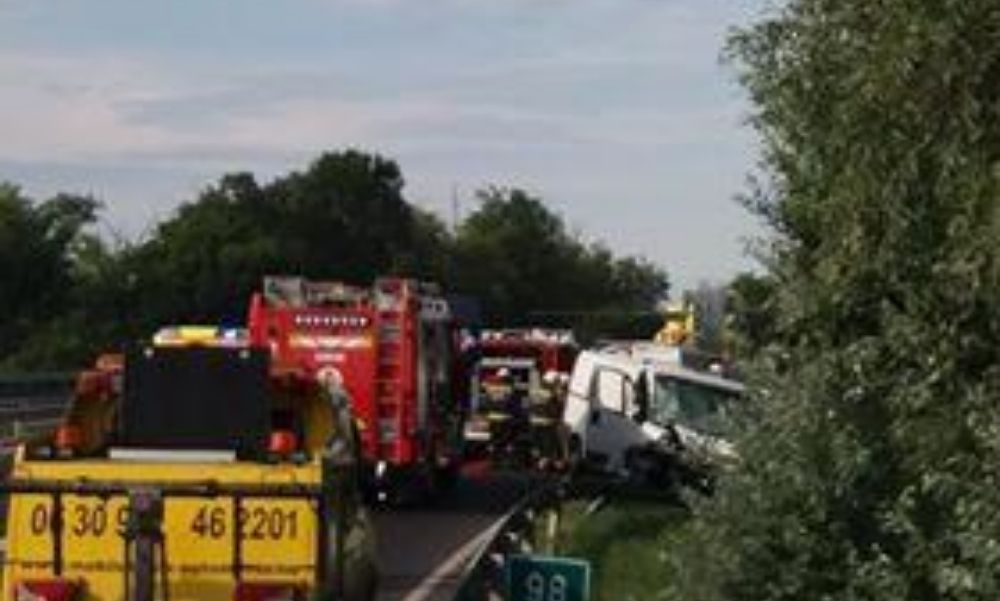 Az M7-esen történt súlyos baleset része volt a honvédelmi miniszter