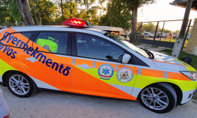 „Nem volt időm gondolkodni, ösztönösen a jobb kezembe vettem a fiút, a ballal pedig megkezdtem a szívmasszázst” – újra kellett éleszteni az egyéves kisfiút a focimeccsen