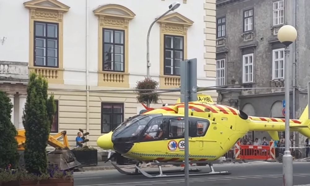 Mentőhelikopter Sopront utcáin: kizuhant egy nő egy társasház második emeletéről – videó