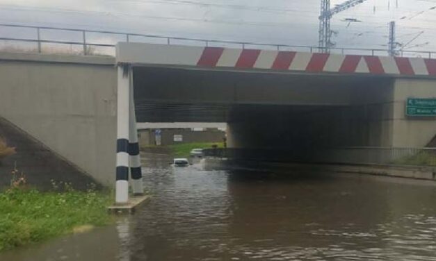 Özönvízből megmenekült embereket segítettek a rendőrök Sátoraljaújhelyen