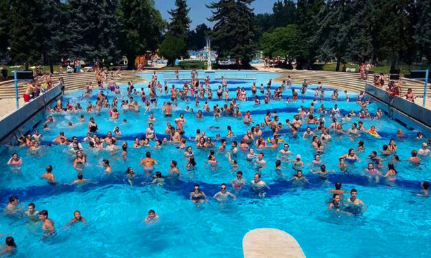 A budapesti Palatinus Strandról vitte el a férfit a rendőrség, elképesztő, hogy mit művelt a kislányokkal