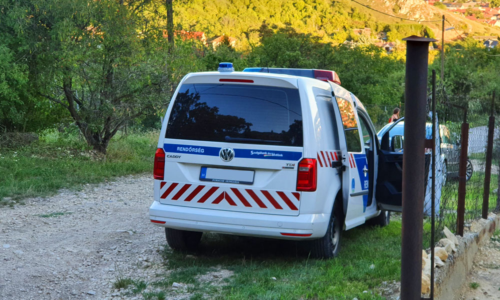 Borzasztó körülmények közt élt 3 kisgyermek: kutyakaját ettek és saját ürülékükben hemperegtek, miután apjuk börtönbe került, anyjuk pedig lelépett otthonról