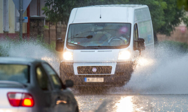 Lecsapott a vihar az országra: jégeső, tomboló szélvihar, riasztást adtak ki az utakra is