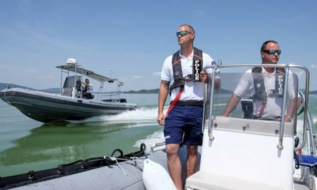 Nem unatkoztak a vízirendőrök a Balatonnál, számos mentést kellett végrehajtaniuk szerdán