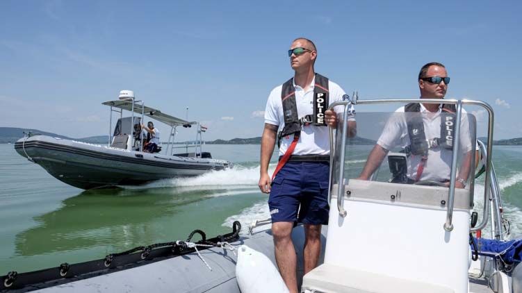 Nem unatkoztak a vízirendőrök a Balatonnál, számos mentést kellett végrehajtaniuk szerdán