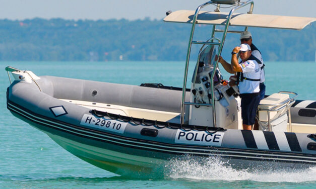 Meztelenre vetkőzött a férfi a strandon aztán megverte a neki szóló anyukát és annak gyermekét