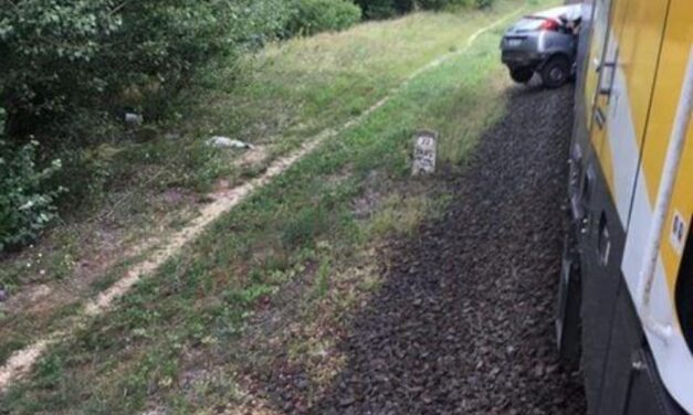 Vonattal ütközött egy autó Győrben: egy ember meghalt