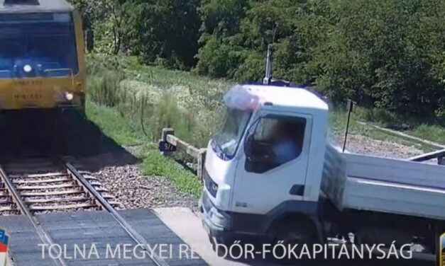 Körbe se nézett: elsodorta a vonat az átjáróba hajtó kisteherautót – videó