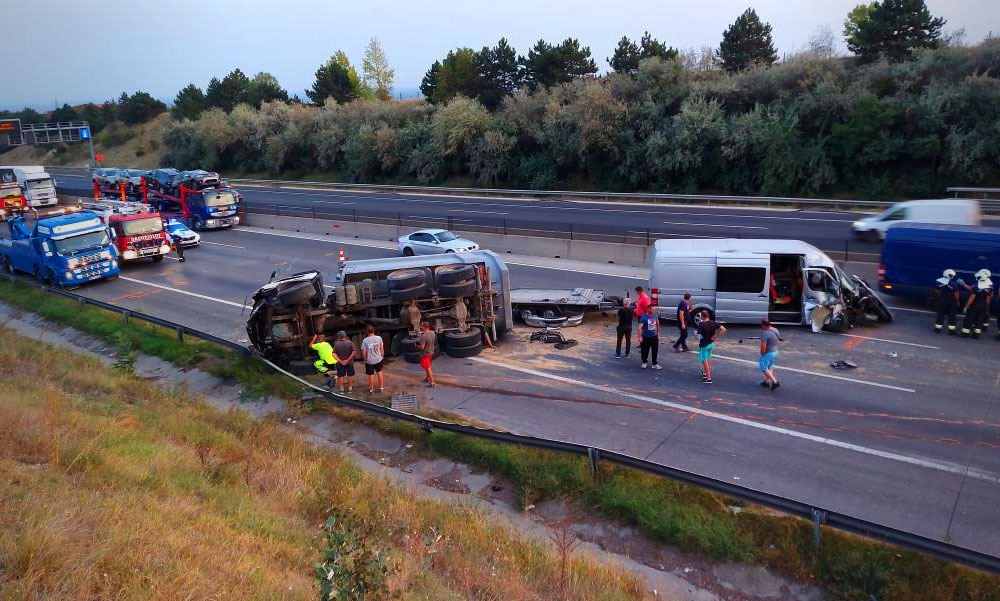 Csúnya baleset az M0-áson, elborzasztó fotókat kaptunk a Katasztrófavédelemtől