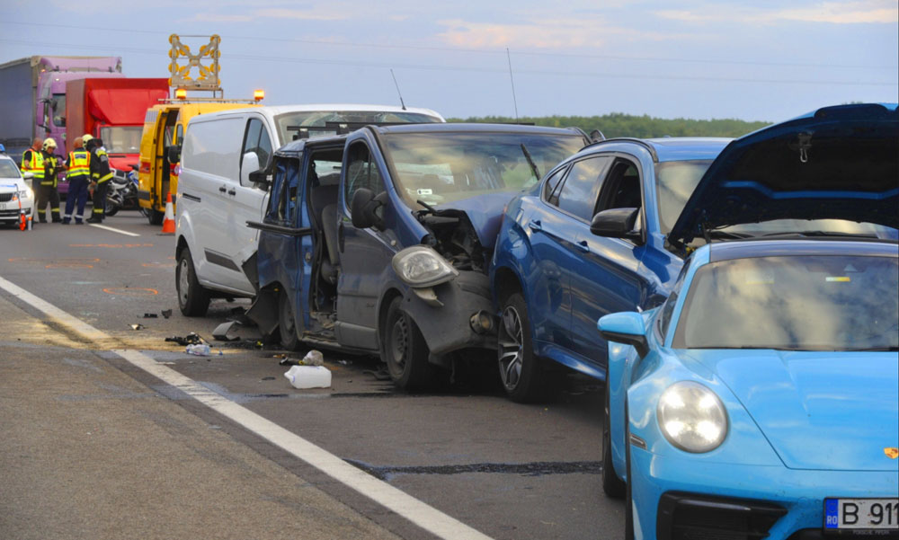 Halálos tömegkarambol az M5-ös sztrádán: Porschébe rongyolt a BMW aztán jöttek a többiek
