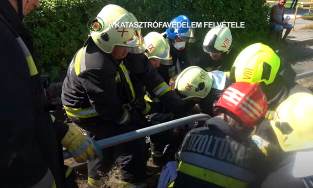 Nagyon furcsa baleset Budapesten: feszítővágóval szedték ki a férfit a korlátok közül