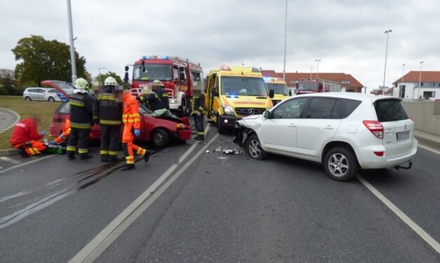 Elvesztette uralmát a kocsi felett a fiatal sofőr – Karambol lett a vége – fotók
