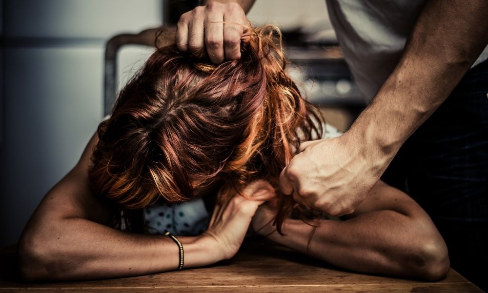 „Ezután elordította magát, hogy meggyaláztál, ezért megöllek” – szakítás után életveszélyesen megsebesítette Tímeát volt szerelme