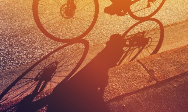 Kiszállt az autójából és alaposan megvert egy biciklist, mert az nem a kerékpárúton biciklizett