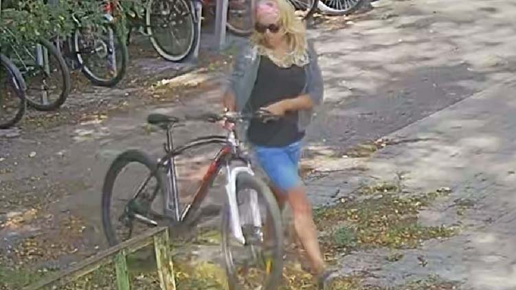 A csinos szőke eltolta a biciklit: a kerékpár azonban nem az övé volt