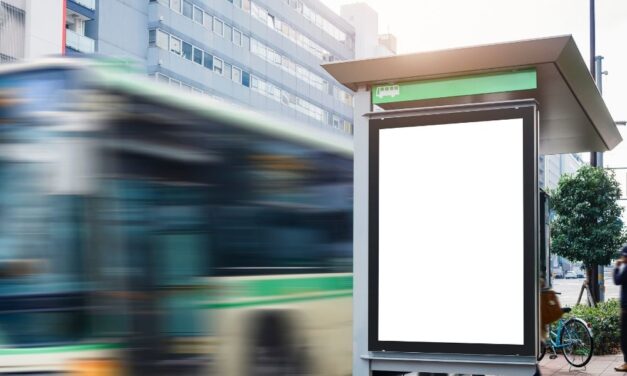 Buszmegállóba csapódott egy kisbusz Nyársapátnál, elsodort hat embert – Ketten a helyszínen meghaltak