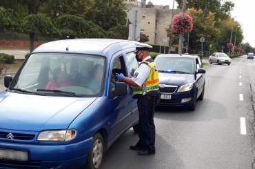 Civil rendőrautókkal csaptak le a szabályszegőkre, a balesetek megelőzése lenne a cél – videó
