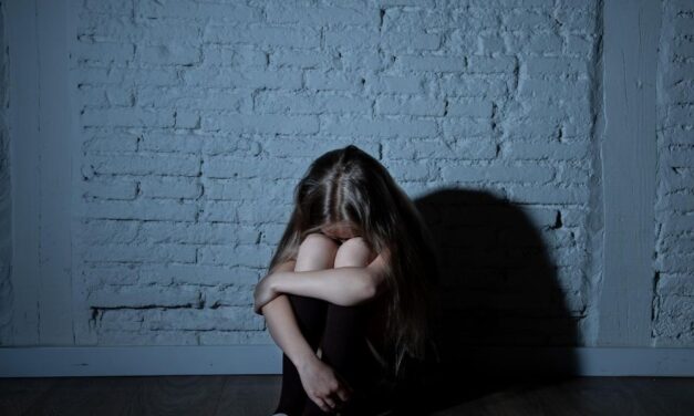 Éveken át fajtalankodott nevelt fiával és lányaival ez a férfi – Ez várhat most rá