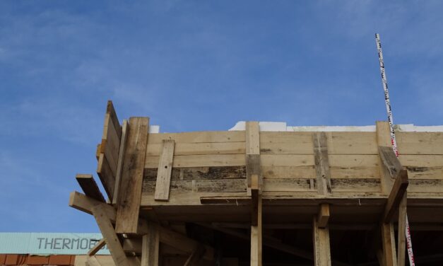 Közel hat métert zuhant egy kőműves egy építkezésen – Ez állhatott a baleset hátterében