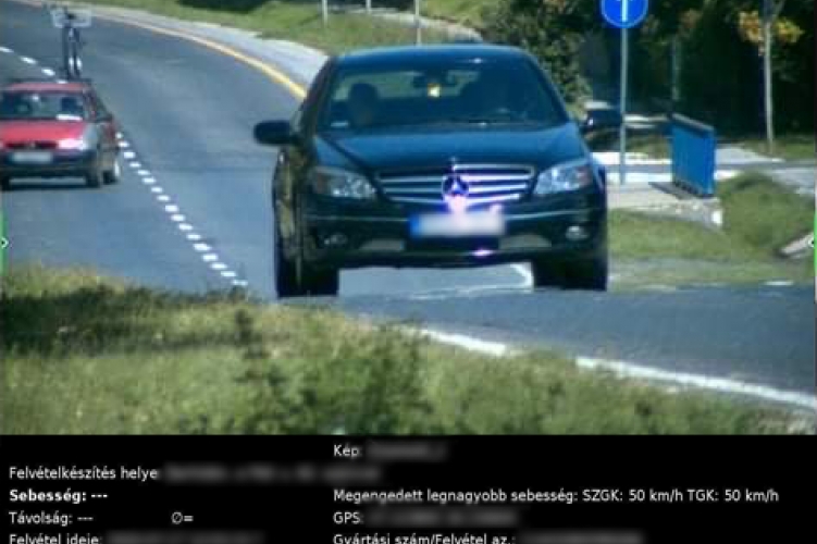 A megengedett sebesség több mint duplájával közlekedett egy autós, a traffipax előtt