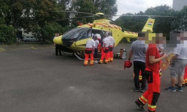 Meghalt az a 21 hónapos kislány, aki egy harmadik emeleti erkélyről esett ki Szekszárdon