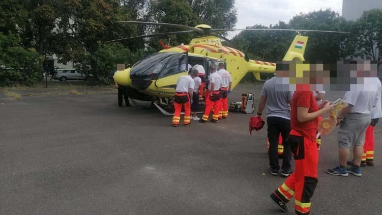 Meghalt az a 21 hónapos kislány, aki egy harmadik emeleti erkélyről esett ki Szekszárdon
