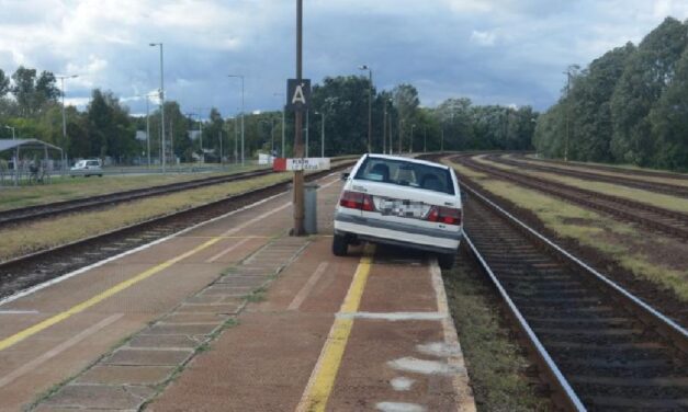 A holtrészeg sofőr a sínekre parkolt a vasútállomáson