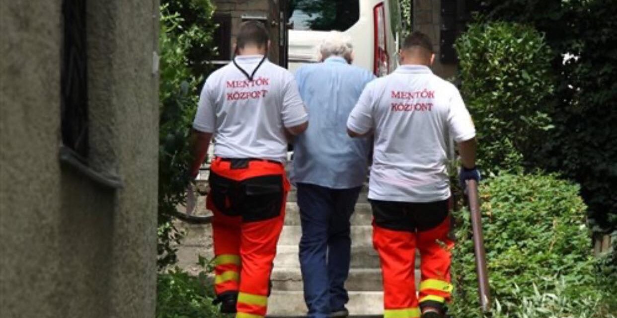 A mentősök buktatták le szerelme előtt az idős bácsit: ezért titkolózott élete párja előtt a 75 éves férfi