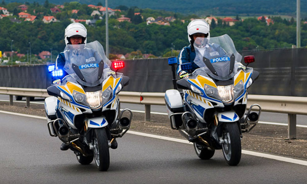 Motoros és autós ütközött Ajkán: a motoros a helyszínen szörnyethalt