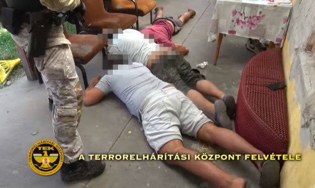 Filmbe illő kommandós rajtaütés, keményen padlóra nyomták a bűnözők fejét