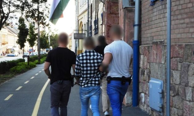 Ők azok! Ez a két fiatal rabolta ki a trafikot Debrecenben – videó