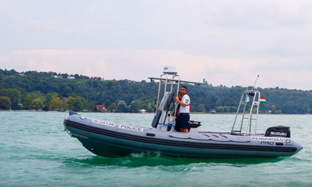 Nagy bajba került egy hajós a Balatonon, a vízirendőrök segítettek neki