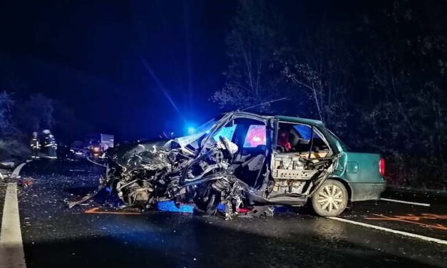 Fának csapódott és meghalt egy sofőr Nagybajomnál, beszorult sérült egy hármas karambolban Vácnál