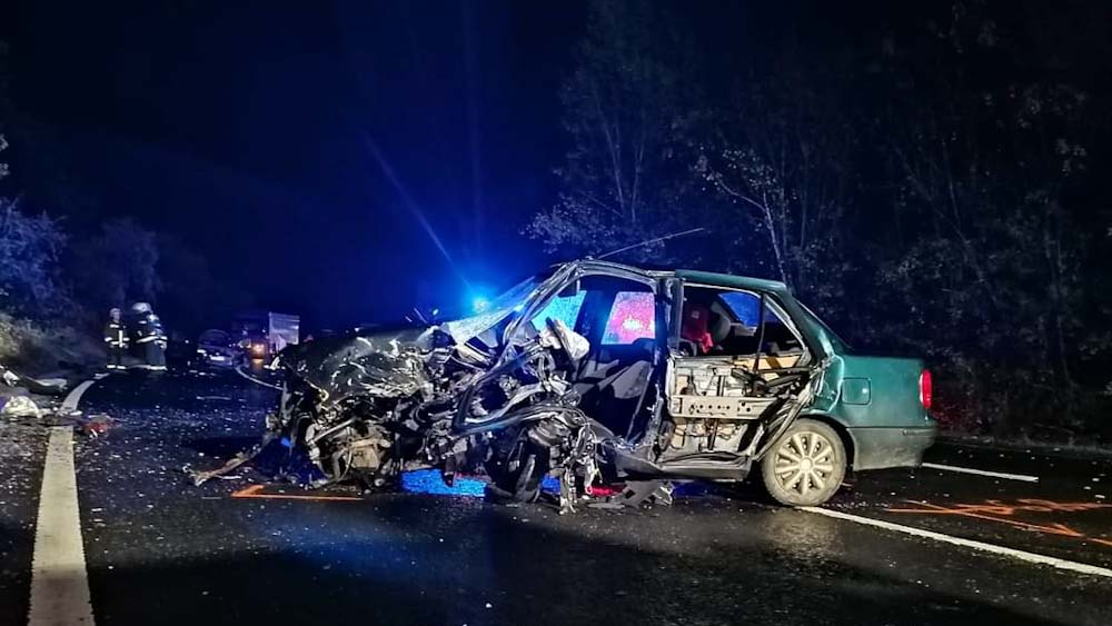 Fának csapódott és meghalt egy sofőr Nagybajomnál, beszorult sérült egy hármas karambolban Vácnál
