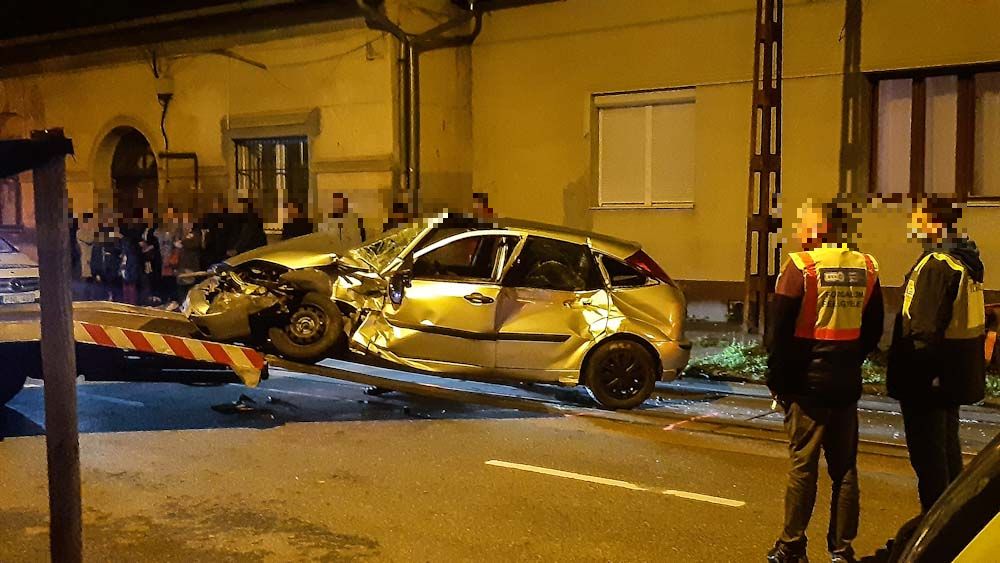 Villamossal ütközött egy autó Budapesten: a síneken akart megfordulni a sofőr