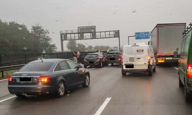 Hajmeresztő ütközés az M0 autóúton: elsodorta a kamionos az autót, kis híján tragédia történt – VIDEÓVAL!