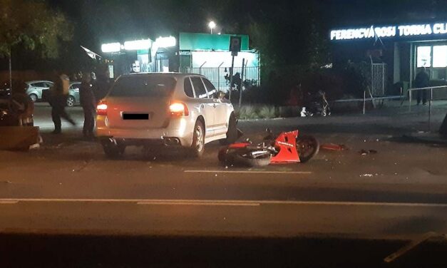 Porsche kanyarodott motoros elé a Népligetben, autók ütköztek a szentkirályi elágazásnál