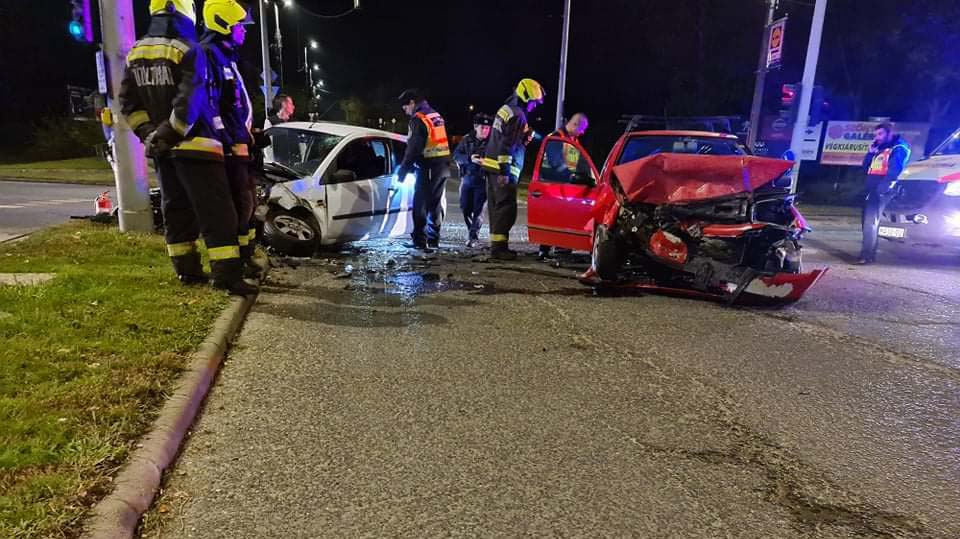 Szegeden villamos és autóbusz rohant egymásba, két autó ütközött Újbudán