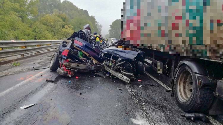 Kettészakadt egy BMW Városlődnél, a sofőr azonnal szörnyethalt, pályazár az M1-esen Biatorbágynál